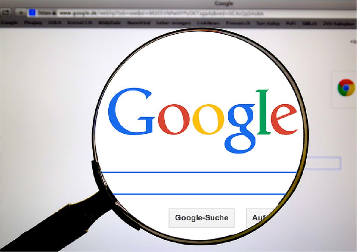 A technical flowchart showing how Google extracts H1 and structured data to synthesize new headline text.