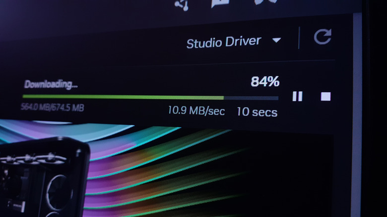 GeForce Experience interface showing the download progress of NVIDIA drivers.