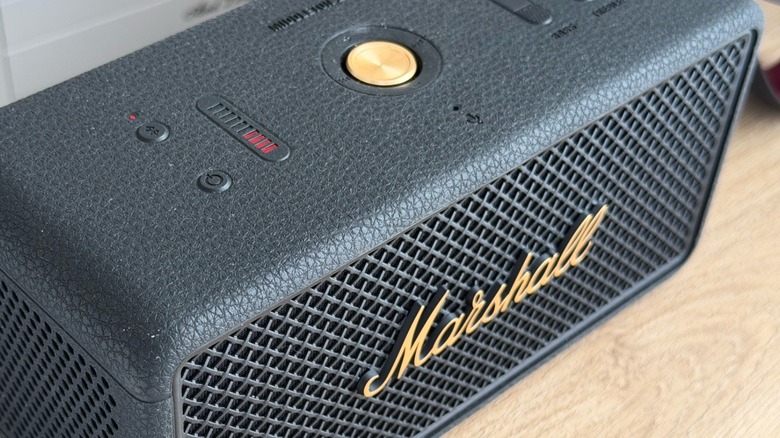 Detailed top view of the Marshall Middleton 2 gold control knob and battery indicator.