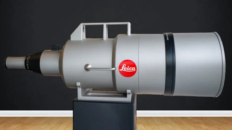 Side profile view of the 1.55m long Leica 1600mm lens.